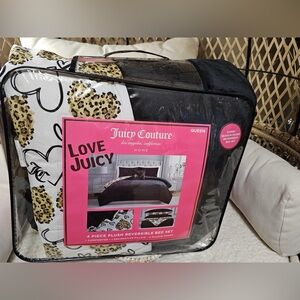 Juicy Couture Leopard and Heart Reversible Bed Set 4 pc queen